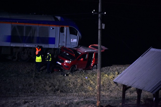 Wypadek na niestrzeżonym przejeździe kolejowym w Bieczu. Trzy osoby poszkodowane