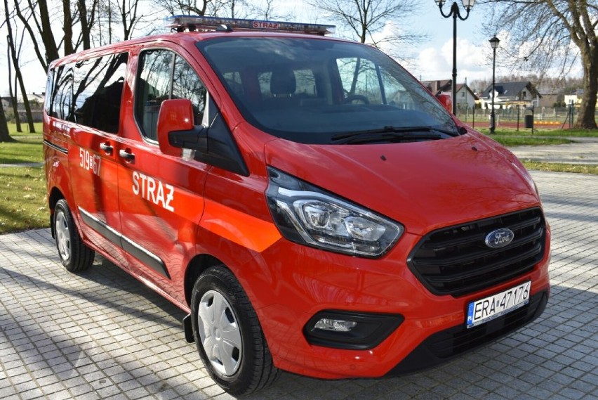 Uroczyste przekazanie nowego samochodu dla OSP Gorzędów w gminie Kamieńsk. ZDJĘCIA