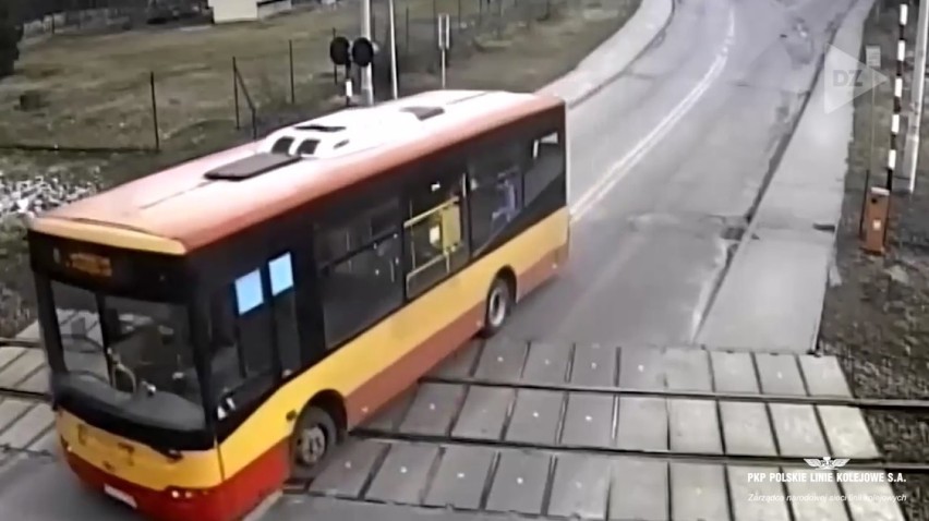 Autobus wjechał na przejazd kolejowy pomimo czerwonego...