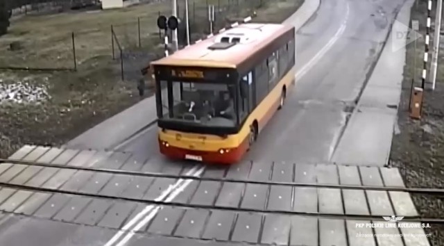Autobus wjechał na przejazd kolejowy pomimo czerwonego światła i opuszczanych szlabanów