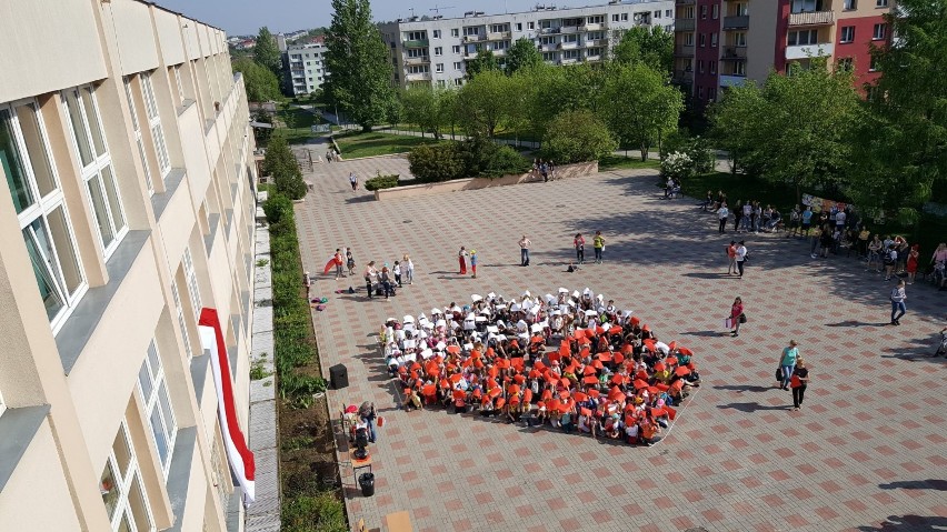 I Piknik Patriotyczny w Kielcach. "Biel i Czerwień" w Szkole Podstawowej nr 32 [WIDEO, ZDJĘCIA]