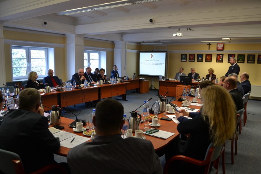 Podczas VI sesji Rady Powiatu Gdańskiego o działalności policji, prokuratury i o programie dla bezrobotnych