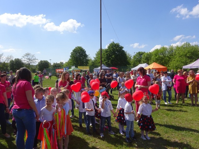 Zespół Interdyscyplinarny do spraw Przeciwdziałania Przemocy w Rodzinie Gminy Ostrowiec Świętokrzyski wraz z Partnerami byli organizatorami sobotniego pikniku w ramach obchodów Międzynarodowego Dnia Rodzin. Zabawa odbyła się na osiedlu Ogrody.

Więcej zdjęć na kolejnych slajdach.

- Na naszym osiedlu pikniki i festyny organizowane są bardzo często – mówiła  Karolina Sobieraj, mieszkanka osiedla Ogrody. - To bardzo fajnie, ponieważ podczas takich imprez sąsiedzi mogą się spotkać i ze sobą porozmawiać. Dla dzieci jest mnóstwo atrakcji. Całe szczęście, że dzisiaj pogoda dopisała – powiedziała. 

Uczestników festynu przywitał prezydent Ostrowca Świętokrzyskiego Jarosław Górczyński. Zabawa była bardzo udana.

-Jest to okazja do podkreślenia, jak ważną rolę w społeczeństwie pełni rodzina. Cieszy fakt, iż w tegoroczny piknik włączyło się tak dużo Instytucji oraz organizacji, za co wszystkim ogromnie dziękuję- mówi Joanna Pikus przewodnicząca Zespołu Interdyscyplinarnego.- Wszyscy przygotowali dużo atrakcji zarówno dla małych, jak i dorosłych uczestników pikniku. Są to m.in. kule wodne, zamki, zjeżdżalnie, gokarty, animacje. Zadbano również o poczęstunek- grillowane kiełbaski, zakręcony ziemniak chleb ze smalcem i ogórkiem. Można by wymieniać jeszcze wiele innych. Warto zaznaczyć, iż zarówno atrakcje, jak i poczęstunek są dla wszystkich uczestników bezpłatne. 

ZOBACZ TAKŻE: Flesz - kranówka lepsza dla zdrowia i kieszeni

Źródło: vivi24