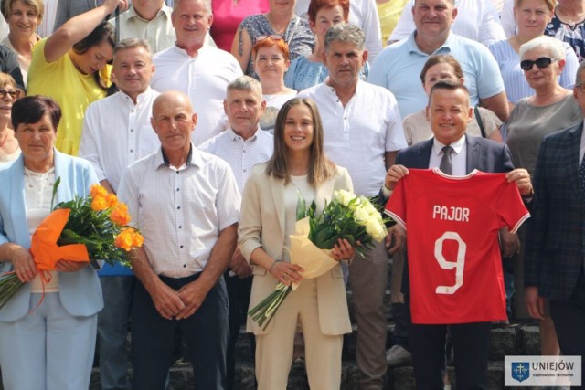 Światowej sławy piłkarka pochodząca z gminy Uniejów Ewa Pajor została uhonorowana podczas uroczystej sesji miejscowej rady