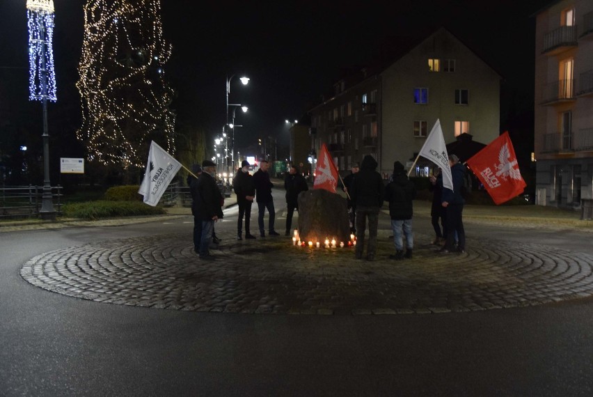 Malbork. W rocznicę stanu wojennego zapalili znicze w centrum miasta