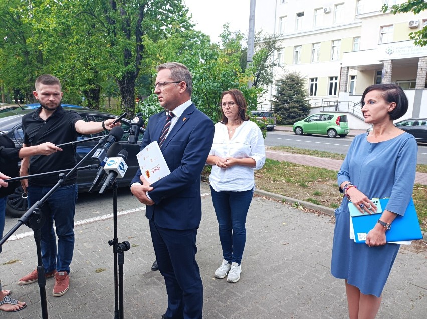 Konferencja prasowa w Piotrkowie z udziałem wicemarszałków,...