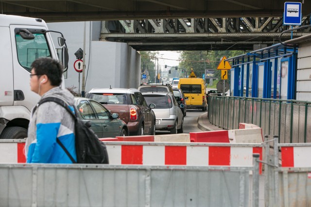 Skrzyżowanie Wielickiej i Powstańców Śląskich zostało zamknięte, aby można było położyć przęsła estakad kolejowych