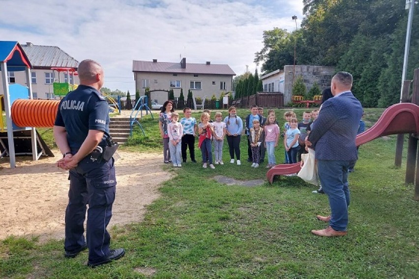 Odblaski dla uczniów z gminy Dalików. Wspólna akcja poddębickiej policji i wójta ZDJĘCIA