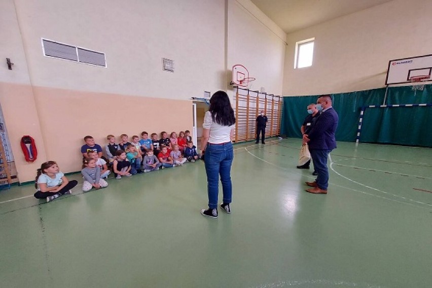Odblaski dla uczniów z gminy Dalików. Wspólna akcja poddębickiej policji i wójta ZDJĘCIA