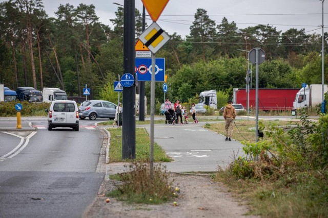 Jak to się stało, że ciąg pieszo-rowerowy z wyremontowanej ulicy Chemicznej... urywa się sto metrów od pętli tramwajowej przy ul. Wojska Polskiego na bydgoskich Kapuściskach? Co z lampami, które nie pala się na tym odcinku? Okazuje się, że jedna rzecz dopiero będzie dokończona, z drugą nic się nie da zrobić.