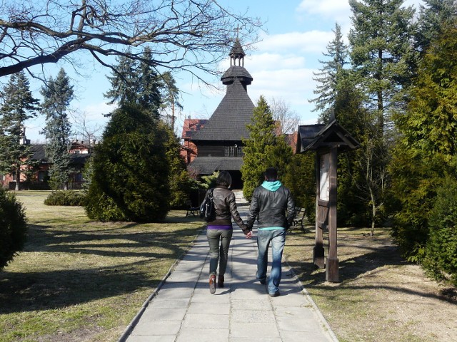 W Spale znajdują się m.in. park i wieża ciśnień, zrewitalizowany staw, nad którym w sezonie letnim odbywa się Spalski Jarmark Antyków i Rękodzieła Ludowego, a także dwór carski, żeliwny pomnik żubra i kościół pw. Matki Boskiej Królowej Korony Polskiej. Wokół Spały roztacza się urokliwa Puszcza Pilicka i rzeka Pilica.