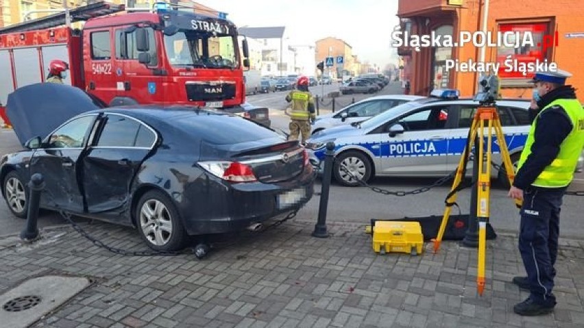 Wypadek w Piekarach Śląskich. Zderzenie samochodów na skrzyżowaniu ul. Bytomskiej z Karola Miarki. Kierowcy trafili do szpitala