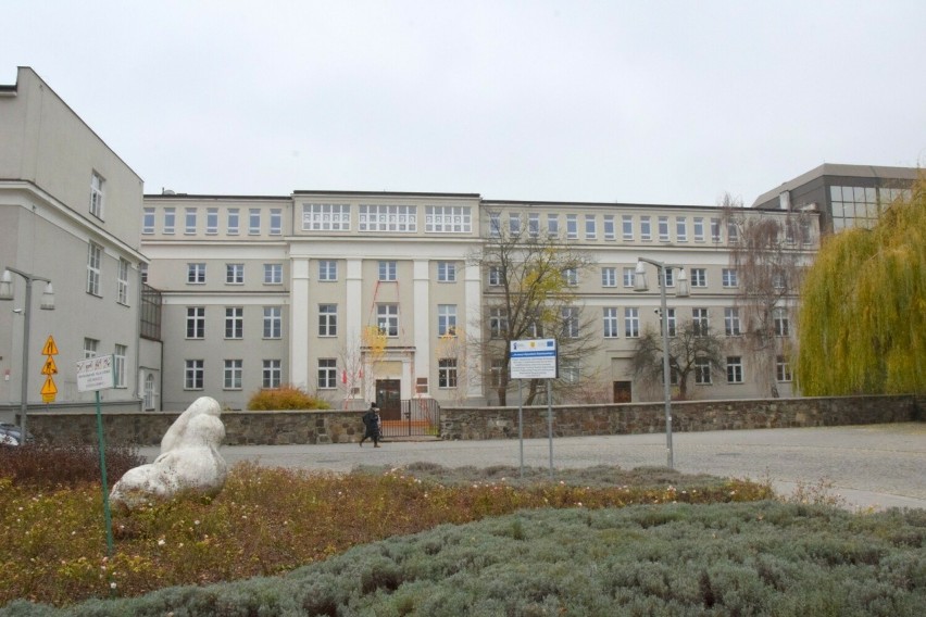 W dawnym gmachu Uniwersytetu przy ulicy Leśnej w Kielcach nie będzie Urzędu Miasta. Budynek wynajęty bez przetargu i za plecami radnych