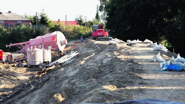 Tymczasowy wał opaskowy jest budowany w Zastowie Polanowskim