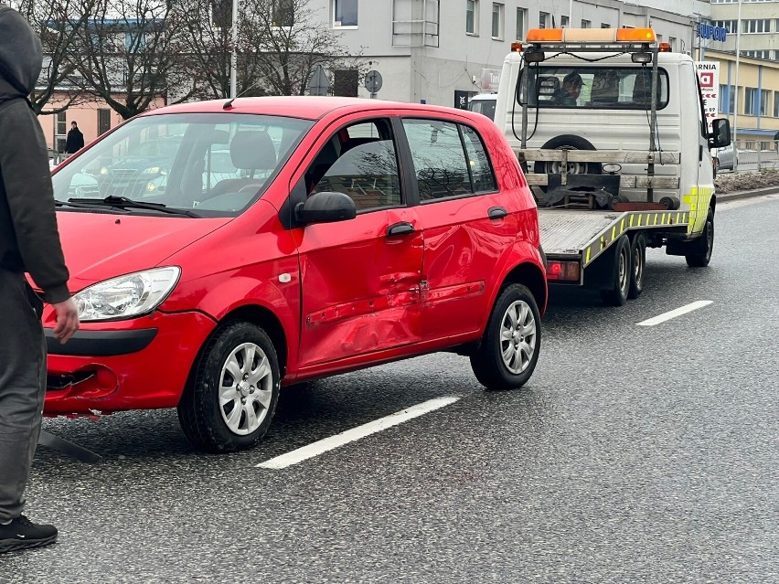 Zderzenie na ruchliwej ulicy Sandomierskiej w Kielcach. Kierowca hondy nie ustąpił pierwszeństwa prowadzącemu hyundaia. Zobacz zdjęcia