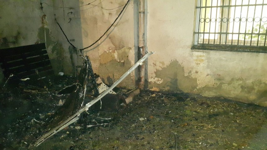Pożar na rynku w Żorach - doszczętnie spłonęła przyczepa kempingowa