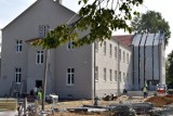 Oświęcim. Docelowa siedziba Muzeum Pamięci prawie gotowa. Na przełomie roku wprowadzka, oficjalne otwarcie w kwietniu 2022 r. [ZDJĘCIA]