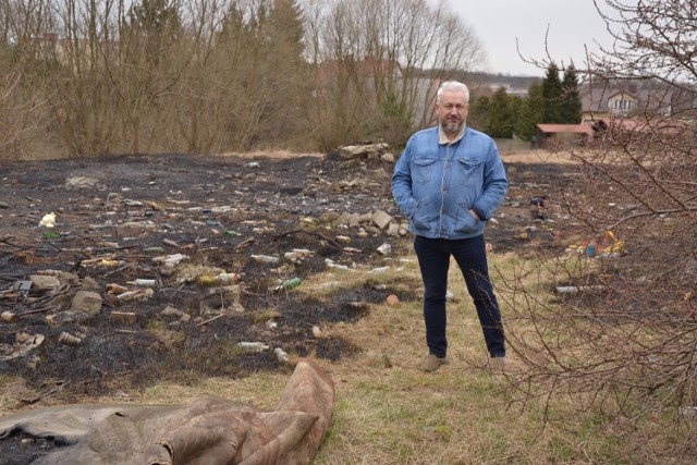 Krzysztof Skowroński, który mieszka w sąsiedztwie, pokazuje skutki wypalania trawy.