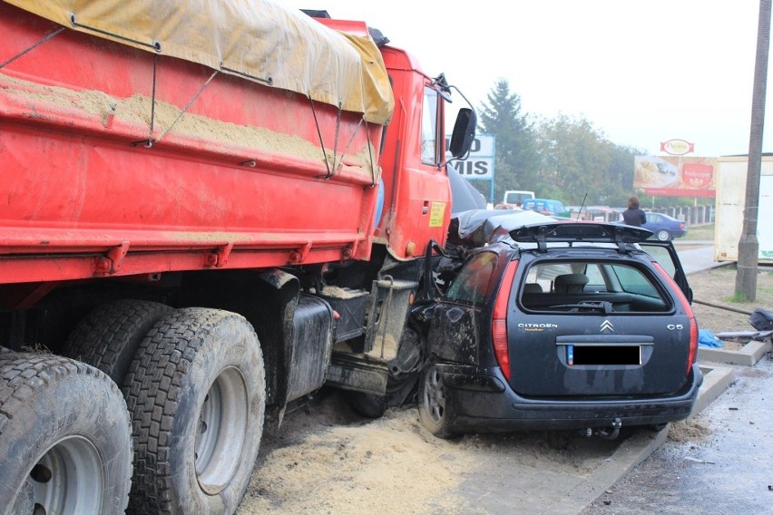 Zderzenie ciężarówki i samochodu osobowego na ul. Podgórze w...