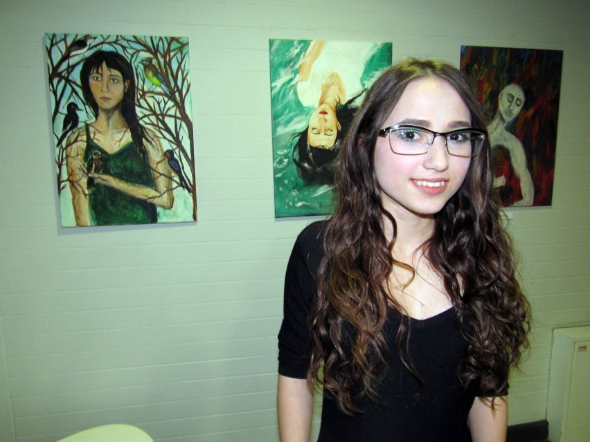 "Chodzi mi o pokazanie emocji". Urokliwe obrazy uroczej młodej malarki. Wystawa Jany Gujwan w SCK [ZDJĘCIA]