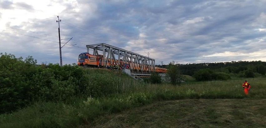 Wypadek w Milczu. Pod pociąg jadący z Piły wpadł młody mężczyzna! 