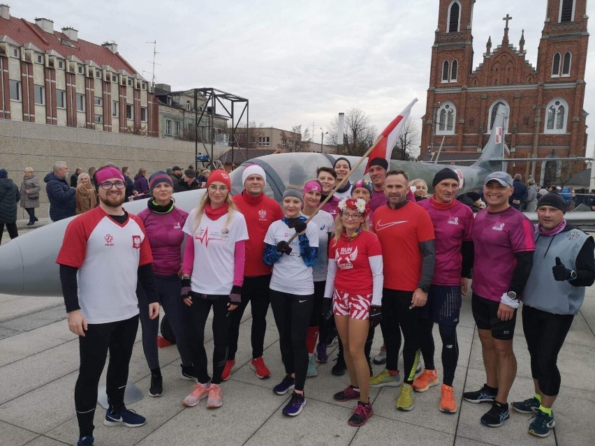 Grupa kutnowskich biegaczy na sportowo świętowała 104. rocznicę odzyskania przez Polskę niepodległości
