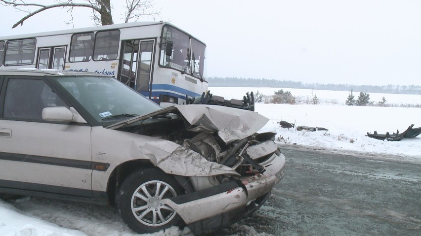 Antoniów: Zderzenie autobusu i tico, kierowca samochodu osobowego jest ranny [ZDJĘCIA]