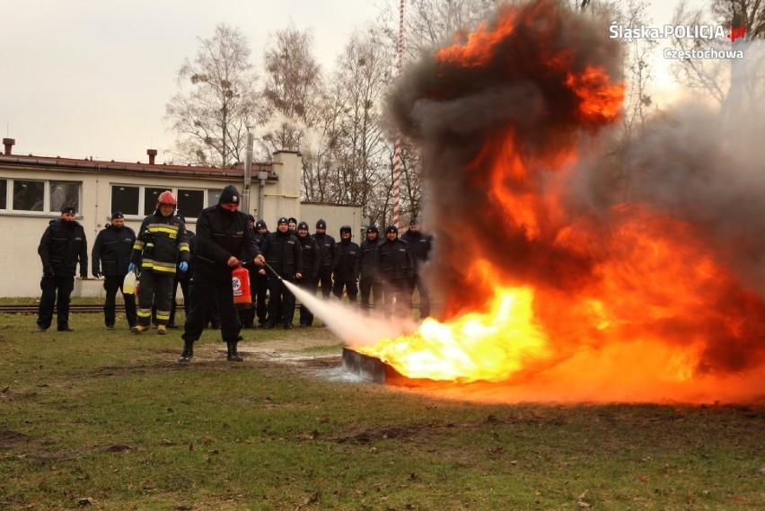 Policjanci jak strażacy, ćwiczyli gaszenie pożarów ZDJĘCIA