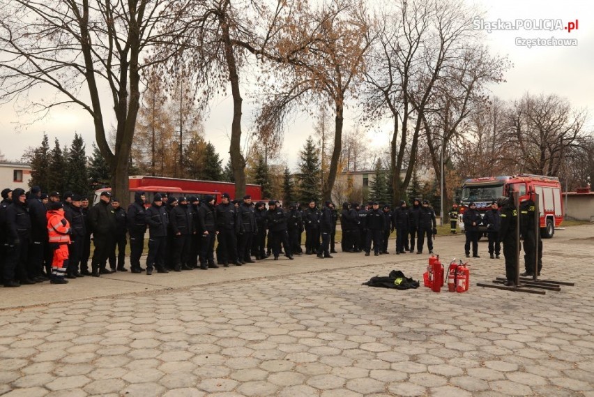 Policjanci jak strażacy, ćwiczyli gaszenie pożarów ZDJĘCIA