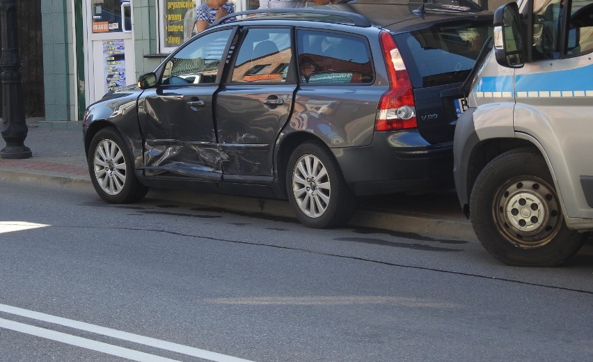 Wypadek na ulicy Białostockiej w Sokółce. Kierowca vw uderzył w samochód, w którym było malutkie dziecko (zdjęcia) 