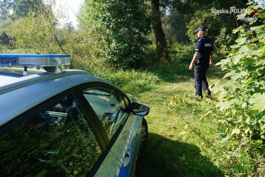 Rębielice Szlacheckie: Mundurowi uratowali człowieka topiącego się w bagnie [ZDJĘCIA]