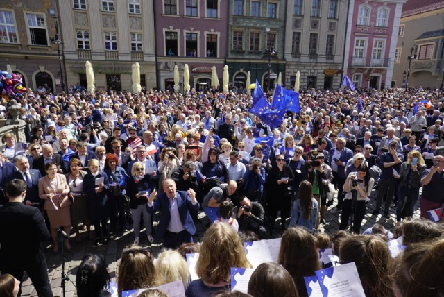 "Oda do radości", czyli hymn Unii Europejskiej, została odśpiewana 1 maja na Starym Rynku w Poznaniu. W ten sposób uświetniono 15-lecie wstąpienia Polski do UE.

Zobacz kolejne zdjęcie ---->