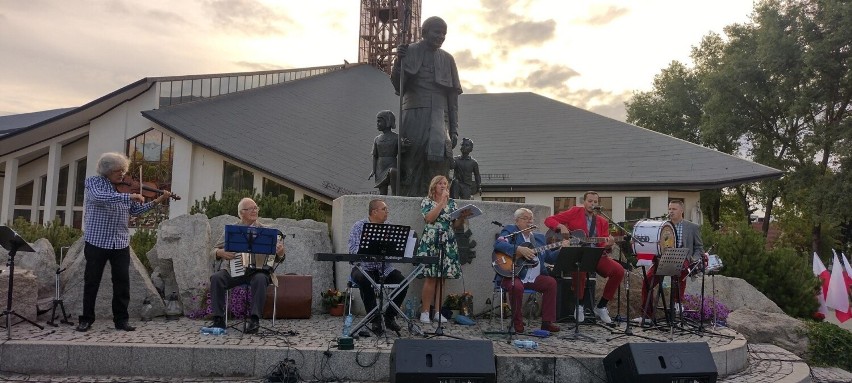 Na scenie wystąpiła Kapela Rozrywkowa "Prima Sort" Lecha...