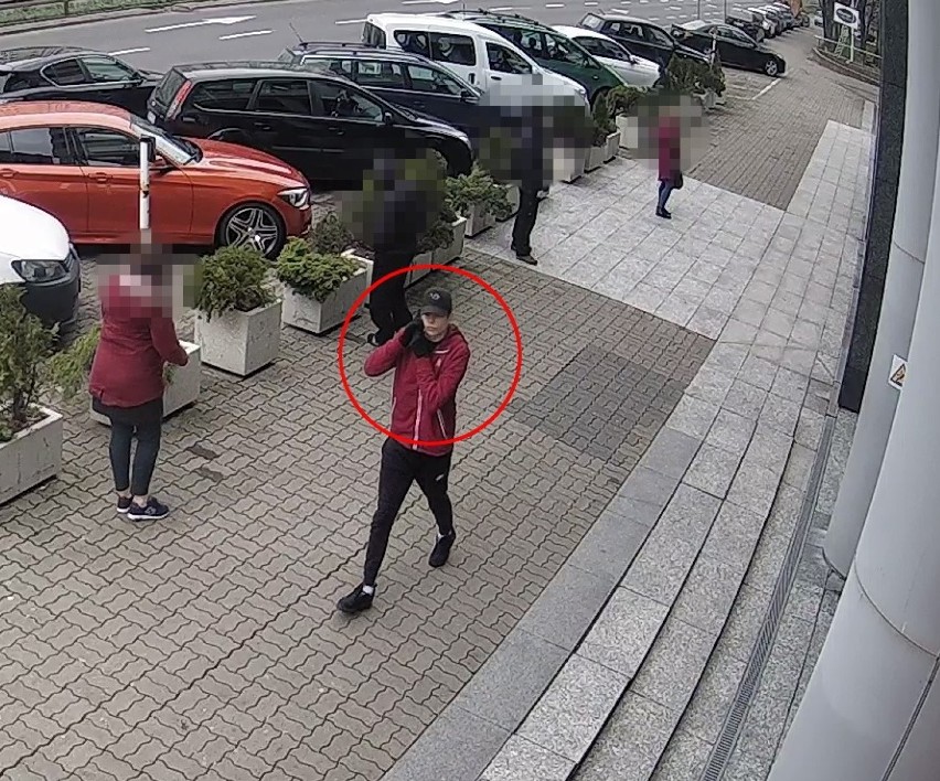 Młody mężczyzna miał oszukać seniora z Gdyni metodą "na policjanta". Ujawniono jego zdjęcie, zarejestrowane przez kamerę monitoringu