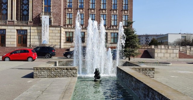 Trzy miejskie fontanny w Dąbrowie Górniczej znów cieszą spacerowiczów 

Zobacz kolejne zdjęcia/plansze. Przesuwaj zdjęcia w prawo - naciśnij strzałkę lub przycisk NASTĘPNE