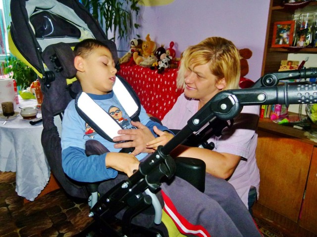 Pomoc dla Mateuszka z Sieradza trwa. Niepełnosprawny chłopczyk ma już wózek i nowe mieszkanie