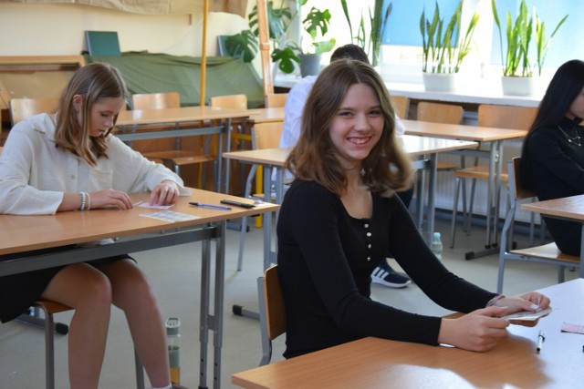 Egzamin ósmoklasisty  rozpoczął się dzisiaj, 14 maja od egzaminu z języka polskiego. Przed egzaminem byliśmy w Szkole Podstawowej nr 9 w Zduńskiej Woli.