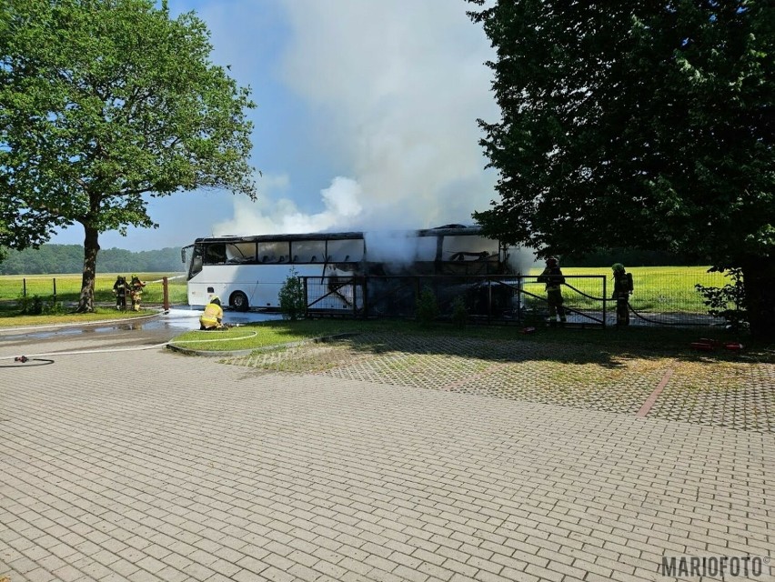 W Turawie spłonął autobus przewożący dzieci. Pasażerowie wysiedli tuż przed pojawieniem się ognia