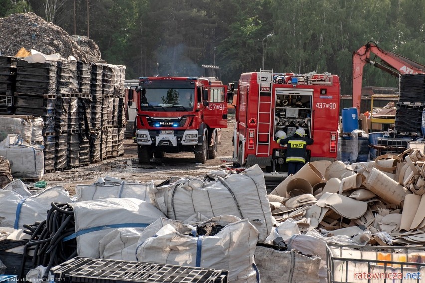 Pożar odpadów w Woli Łaskiej. Trwa dogaszanie składowiska. Komunikat władz Łasku