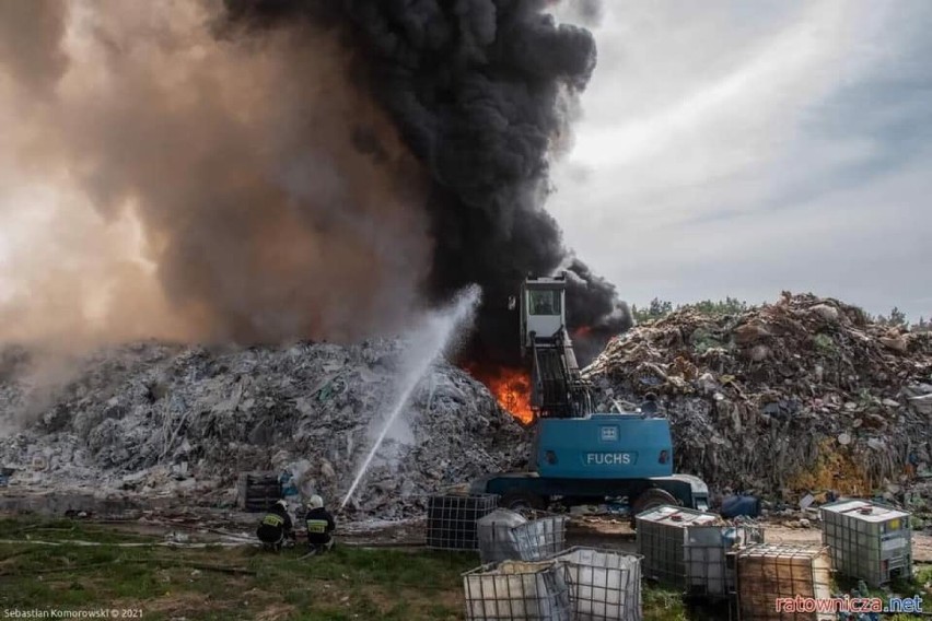 Pożar odpadów w Woli Łaskiej. Trwa dogaszanie składowiska. Komunikat władz Łasku