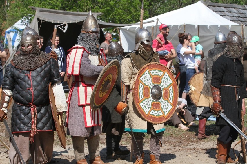 Średniowieczni wojowie w Woli Jabłońskiej