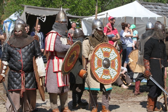 Średniowieczni wojowie w Woli Jabłońskiej