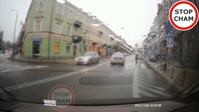 W sieci pojawił się film, na którym widać, że kierowca pojazdu Straży Miejskiej w Radomiu nie ustąpił pierwszeństwa pieszej, która znajdowała się już na przejściu dla pieszych.

Na kolejnych slajdach zobacz, jak doszło do tego zdarzenia>>>