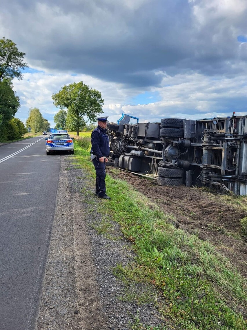Samochód ciężarowy wywrócił się na DW 713 w Kunicach. Utrudnienia w ruchu trwały kilka godzin