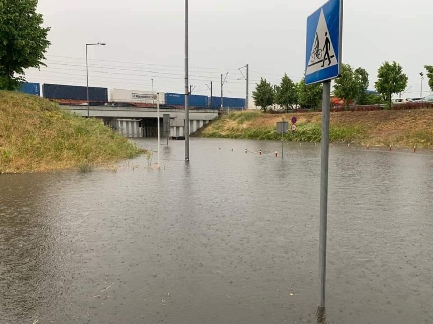 GNIEZNO: POZNAŃ ZALANY! Na pomoc jadą okoliczne jednostki straży pożarnej z powiatu gnieźnieńskiego! [FOTO]