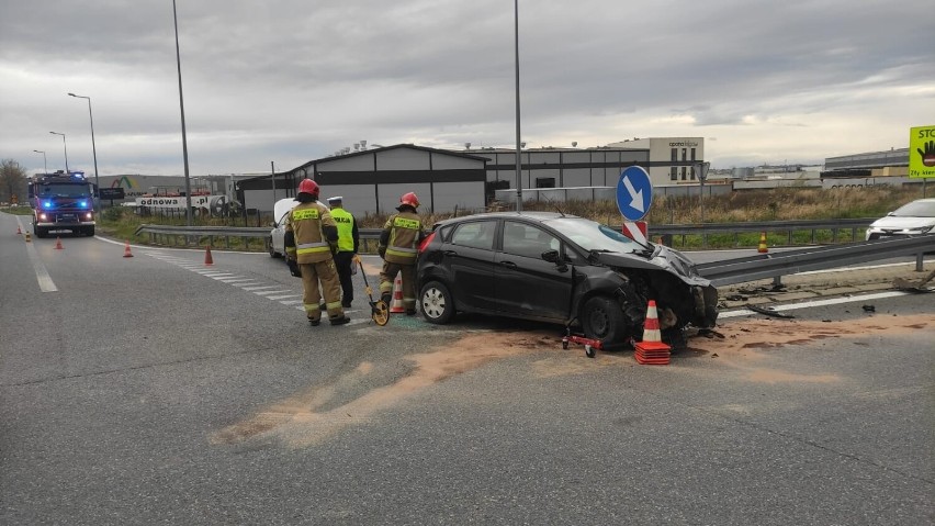 Niebezpieczny wypadek przy wjeździe na autostradę A4 w Bochni. Dwie osoby zostały ranne!