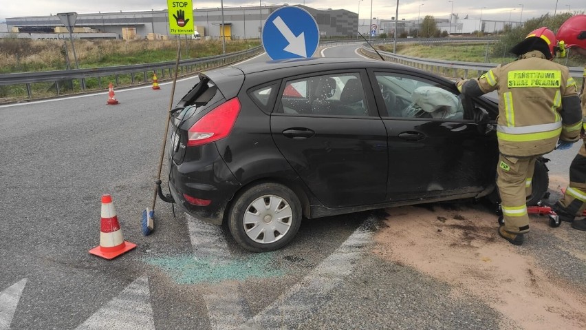 Wypadek w rejonie wjazdu na autostradę A4 w Bochni, dwie osoby zostały ranne. Mamy zdjęcia