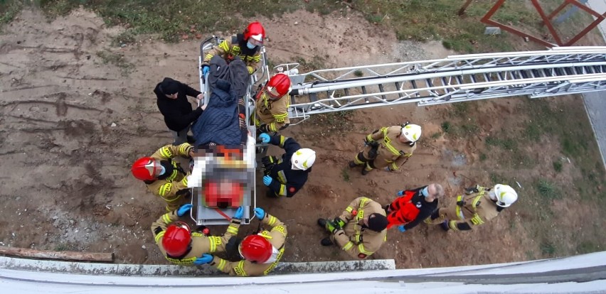 Skoki. Wypadek w pracy. Mężczyzna spadł z rusztowania. Na miejsce wezwano służby ratunkowe