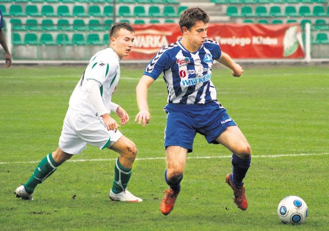 W barwach Pelikana dobry mecz rozegrał w sobotę Łukasz Janczarek (z lewej)