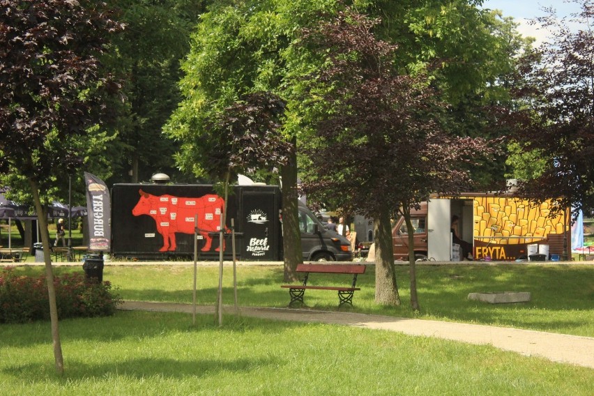 Burgery, frytki i inne pyszności. Zlot Food Trucków w łukowskim Parku Miejskim. Zobacz zdjęcia